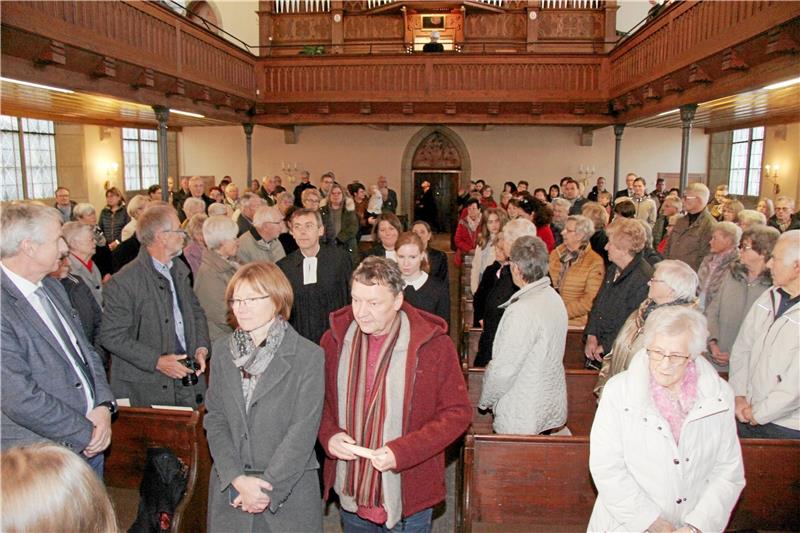 Einzug in eine voll besetzte St.-Georg-Kirche: Mit einem Festgottesdienst verabschieden die Gläubigen ihre Pfarrerin, die nach fast dreieinhalb Jahren wieder das Neiletal verlässt.  Fotos: Hohaus