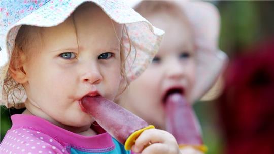 Eis an heißen Tagen: Ein Genuß auch für die Kleinsten. Foto: Roland Weihrauch/dpa/dpa-tmn