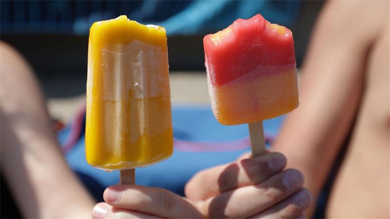 Geräusche, Gerüche, Gänsehaut - der Sommer im Freibad Eis im Freibad: Vorschicht, schmilzt! (Archivbild)