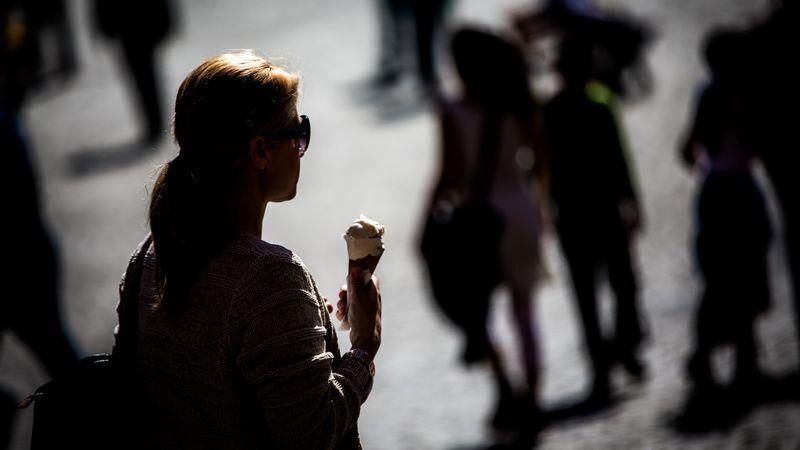15 Dinge, die Sie über Eis wissen müssen Eis in der Waffel: Für den perfekten Sommertag. Foto: Frank Rumpenhorst/dpa/dpa-tmn