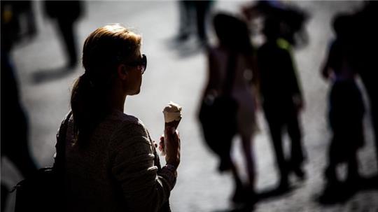 Eis in der Waffel: Für den perfekten Sommertag. Foto: Frank Rumpenhorst/dpa/dpa-tmn