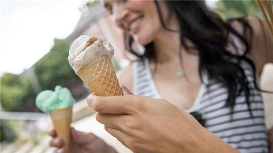 Eis ist der perfekte Begleiter für den Sommer.