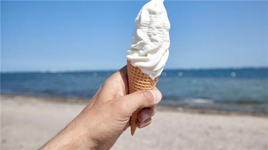 Eis ist der perfekte Begleiter für den Sommer.