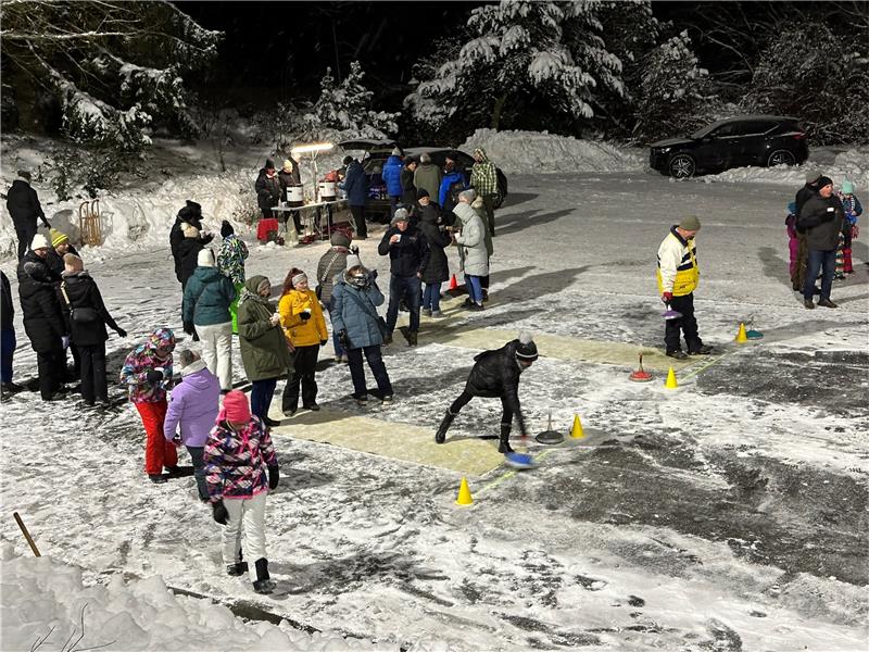 Eis oder Asphalt: Das ist stets bei den Ortsmeisterschaften im Eisstockschießen die Frage. In diesem Jahr ist es mal wieder Eis und der Untergrund ist diesmal besonders rutschig. Foto: Eggers