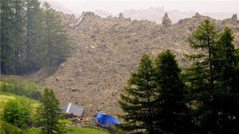 Gletschersturz begräbt Dorf im Wallis - eine Person vermisst Eis und Geröll haben das Tal erreicht.