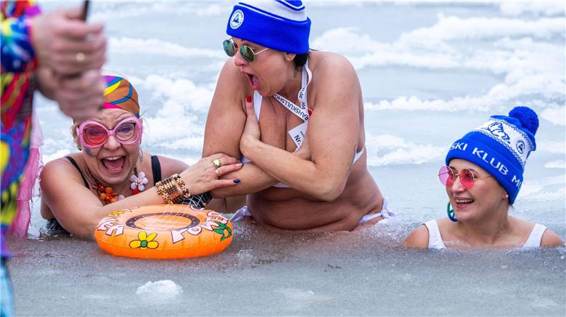 Eisbaderinnen planschen in der kalten Ostsee vor Usedom.