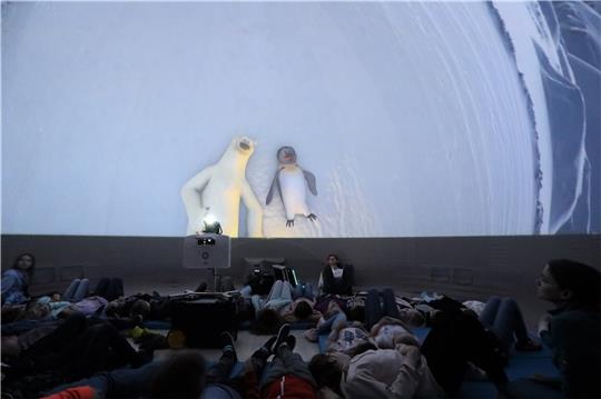 Eisbär Vladimir und Pinguin James betrachten den funkelnden Sternenhimmel inmitten der Polarnacht und sind davon ebenso angetan wie die Astfelder Grundschüler, die es sich im Zelt ebenfalls gemütlich gemacht haben. Foto: Neuendorf