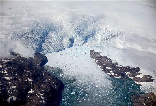 Eisberge brechen von einem Gletscher in einen Fjord in Grönland. Zwischen 2011 und 2020 verlor Grönland jährlich etwa 251 Gigatonnen an Eis.