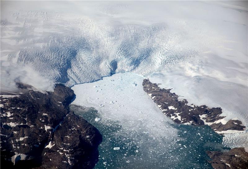 Arktis womöglich ab den 2030er Jahren im Sommer eisfrei Eisberge brechen von einem Gletscher in einen Fjord in Grönland.