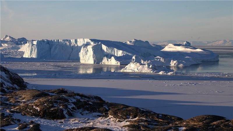 Die Erde reflektiert immer weniger Sonnenlicht Eisberge in der Nähe des westgrönländischen Ortes Ilulissat.
