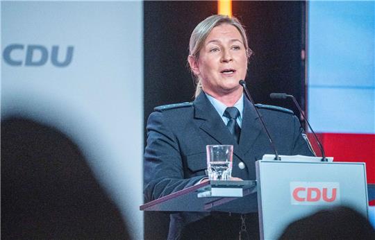 Eischnelllauf-Olympiasiegerin Claudia Pechstein in ihrer Uniform als Bundespolizistin beim CDU-Grundsatzkonvent Mitte Juni in Berlin.