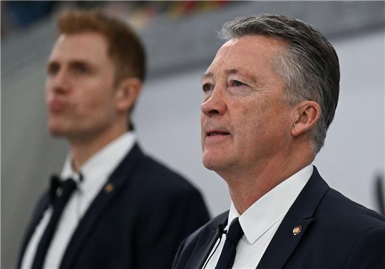 Eishockey-Bundestrainer Harold Kreis (r) verfolgt ein Spiel.