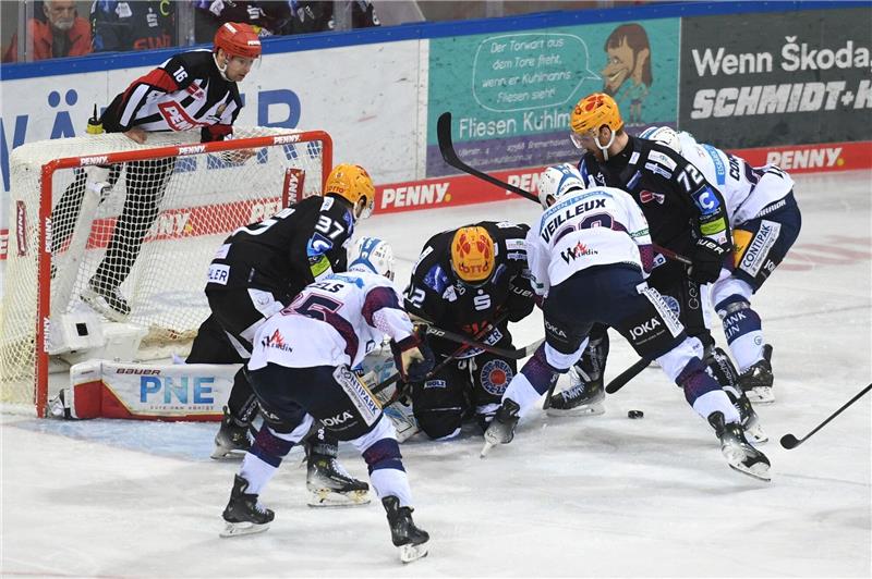Bremerhaven im vierten DEL-Finale erstmals unter Druck Eishockey, DEL, Fischtown Pinguins Bremerhaven - Eisbären Berlin, Meisterschaftsrunde, Finale, 3. Spieltag, Eisarena Bremerhaven, mit vereinten Kräften wehren sich die Bremerhaver in der Overtime und Unterzahl gegen einen Berlin Treffer.