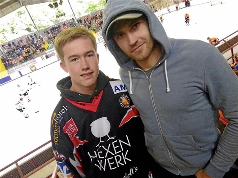 Eishockey-Fan Leon trifft Superstar Leon Draisaitl beim Sommerspiel der Harzer Falken gegen Köln am 31. August 2018. Foto: Privat