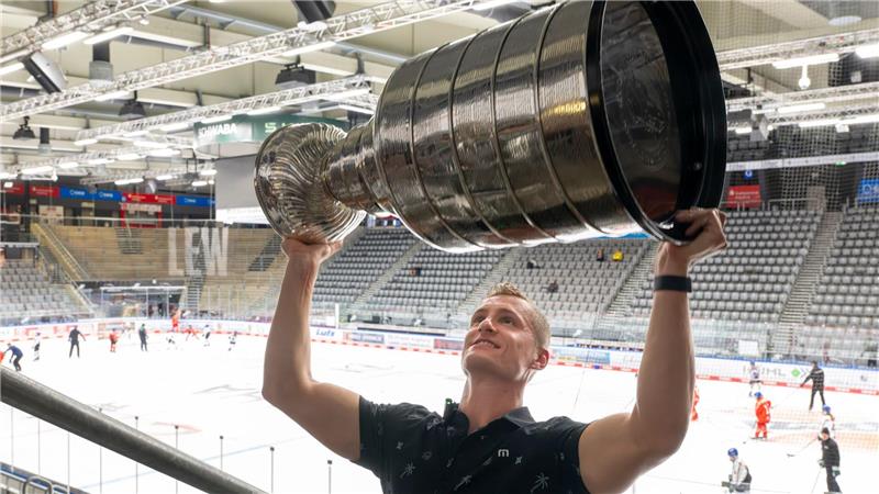 Bilder des Tages Eishockey-NHL-Champion Nico Sturm zeigt bei einem Medientermin in Augsburg stolz den Stanley Cup.