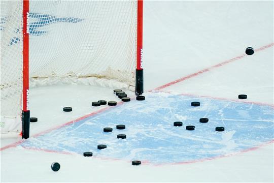 Eishockey-Pucks liegen im Torraum.