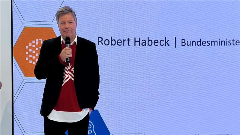 Eishockey-Shirt unterm Sakko: Robert Habeck trägt beim Messebesuch das Trikot Kanadas.