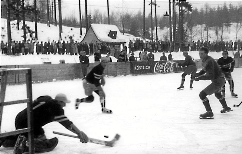 Auf Wikipedia-Zeitreise durch das Harzer Eishockey Eishockey in seinen Anfängen: Auf dem Braunlager Gondelteich wird im Jahr 1953 ein Ausscheidungsspiel zur Niedersachsenmeisterschaft zwischen dem WSV Braunlage und dem WSV Clausthal-Zellerfeld ausgetragen. Foto: Ahrens-Bilderarchiv