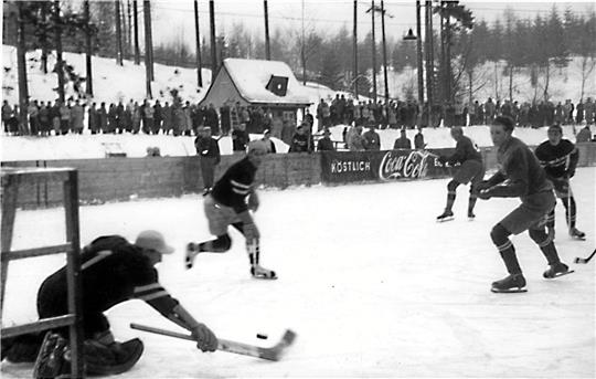 Eishockey in seinen Anfängen: Auf dem Braunlager Gondelteich wird im Jahr 1953 ein Ausscheidungsspiel zur Niedersachsenmeisterschaft zwischen dem WSV Braunlage und dem WSV Clausthal-Zellerfeld ausgetragen.  Foto: Ahrens-Bilderarchiv
