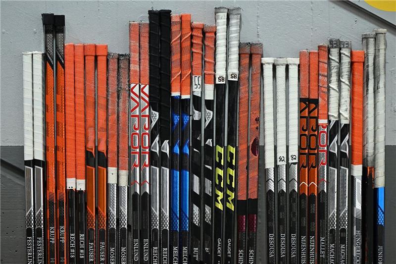 Grizzlys Wolfsburg holen begehrtes Talent Eishockeyschläger stehen an der Bank bereit.