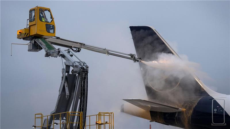 Winterwetter hält erst einmal an Eisige Temperaturen auch in Hessen - Am Frankfurter Flughafen müssen Maschinen enteist werden