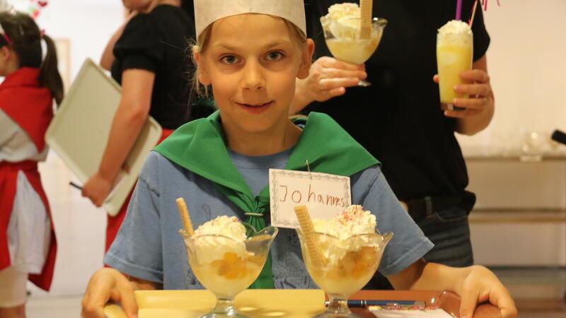 Italienisches Eiscafé für Senioren im Goslarer Haus Abendfrieden Eismann Johannes bei der Arbeit.