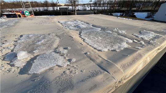 Eisplatten auf Lastwagen haben auf der A7 Unfälle verursacht.