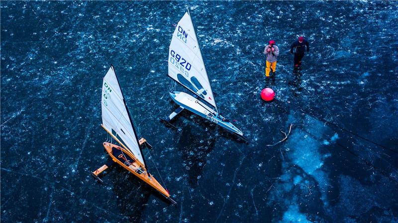 Eissegler bereiten ihre Schlitten auf der mit einer etwa 15 Zentimeter dicken Eisschicht bedeckten Kleinen Müritz für einen Testfahrt vor (Luftaufnahme mit einer Drohne). 