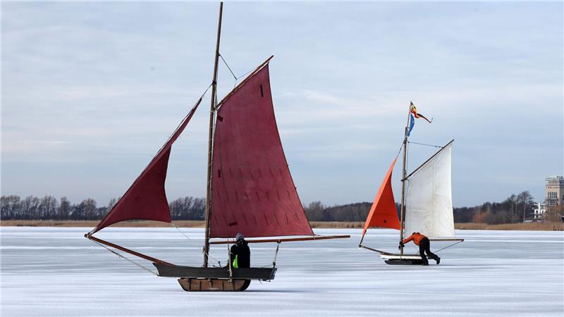 Eissegler sind auf dem zugefrorenen Bodden bei Wustrow auf der Halbinsel Fischland unterwegs.