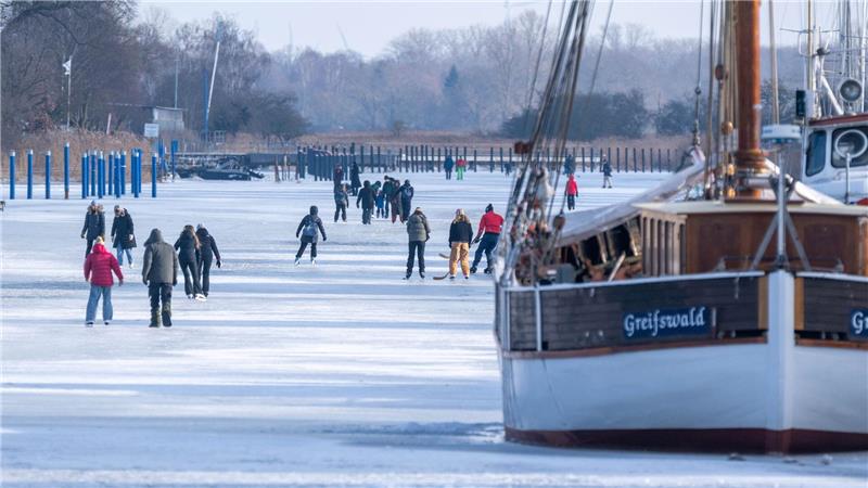 Eisvergnügen in Greifswald: Schlittschuhläufer auf dem Ryck