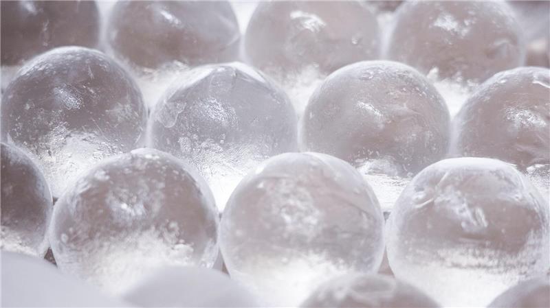 Berliner Eiswürfelproduzent schiebt wegen Hitze Überstunden Eiswürfel gibt es auch als Eiskugeln.