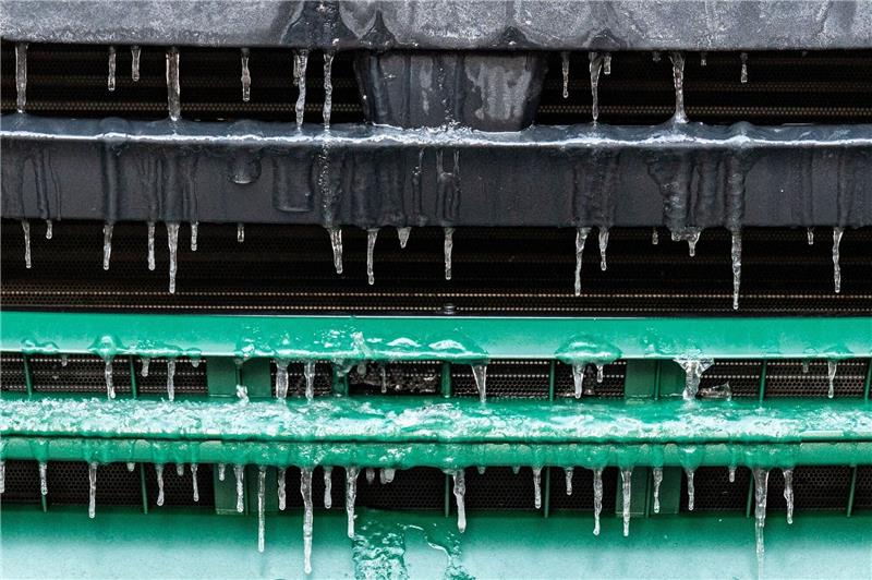 Neue Woche beginnt mit Frost Eiszapfen am Kühlergrill eines Lastwagens.