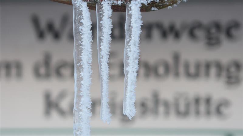 Eiszapfen bilden sich an einem Ortswegweiser in Königshütte. In dem Ort war es laut Wetterbeobachter Arne Bastian aus Wiedelah am Dienstagmorgen minus 21,1 Grad kalt.