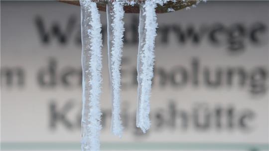 Eiszapfen bilden sich an einem Ortswegweiser in Königshütte. In dem Ort war es laut Wetterbeobachter Arne Bastian aus Wiedelah am Dienstagmorgen minus 21,1 Grad kalt.
