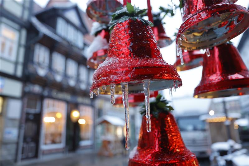 So wird das Wetter im Harz am Wochenende Eiszapfen hängen an einer Weihnachtsdekoration mit roten Glocken im Stadtgebiet von Wernigerode. Foto: Matthias Bein/dpa