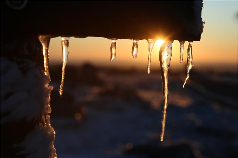 Eiszapfen im Licht der untergehenden Sonne sind ein zauberhaftes Erlebnis. Foto: Matthias Bein