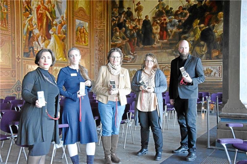 Ekaterine Diebel, Nadja Meßarius, Dagmar Mönnecke, Marleen Mützlaff und Jan Habermann (v. li) zeigen, wie die Audioguides genutzt werden. Foto: Fricke