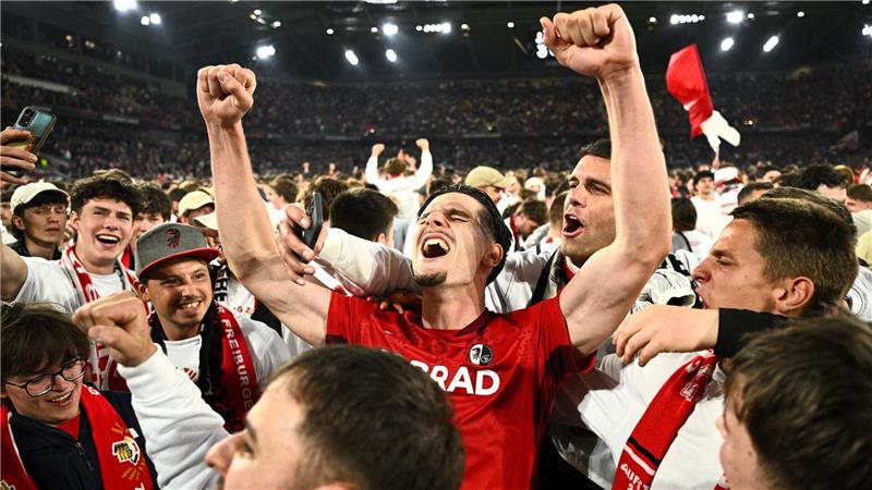 Ekstase nach dem Final-Einzug: Stürmer Igor Matanovic jubelt mit den Fans.