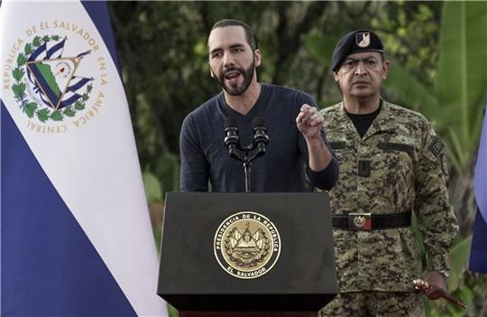 El Salvadors Präsident Nayib Bukele bezeichnet sich selbst als der «coolste Diktator der Welt».