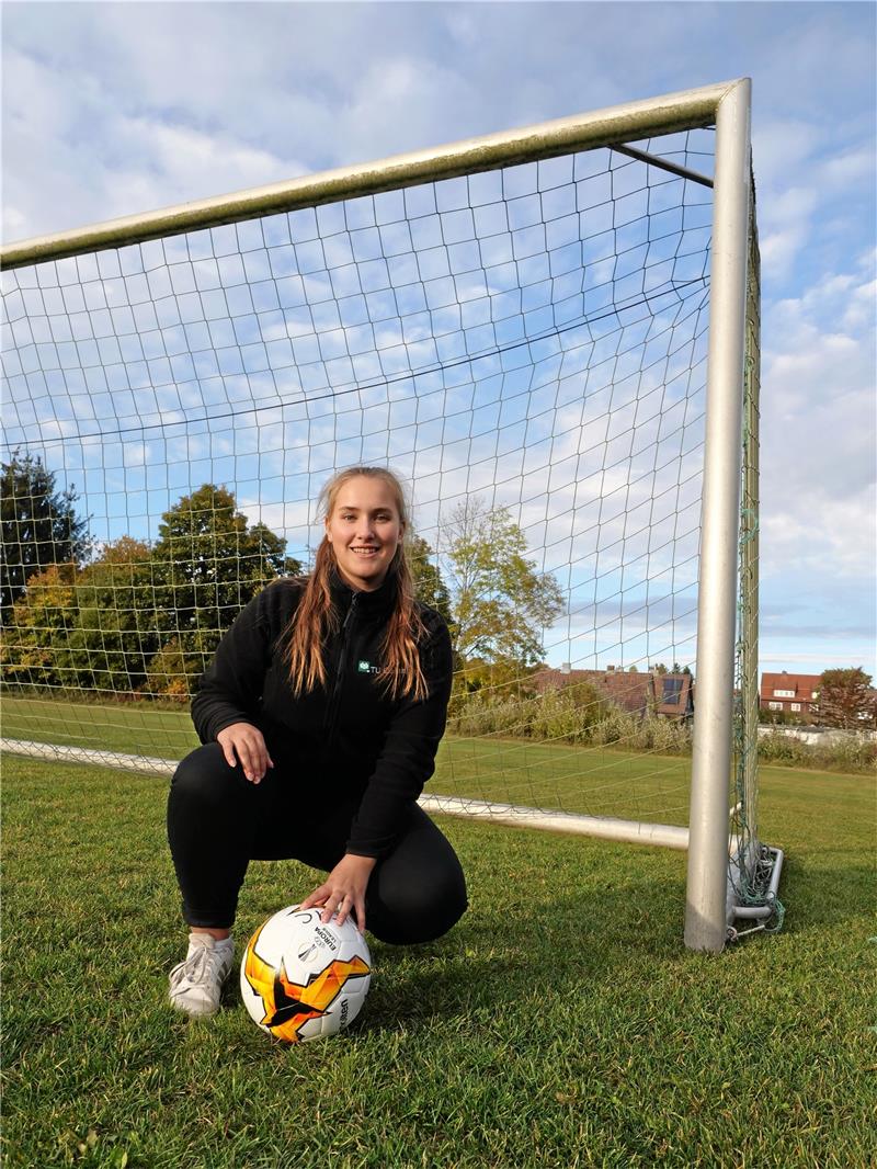 Elaine Haag stammt aus einer Fußballer-Familie, kickt selbst seit ihrer Kindheit und bietet im Bereich Hochschulsport ab Donnerstag Frauen-Fußball an. Foto: Potthast