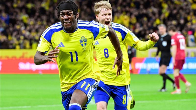 Elanga und Svensson bejubeln Schwedens Führungstreffer.