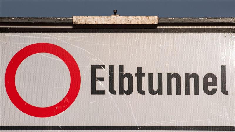 Elbtunnel und A1 dicht - Viel Verkehr in und um Hamburg Elbtunnel Richtung Süden und A1 Richtung Ostsee - das sind am Wochenende die beiden Stauschwerpunkte im Norden.
