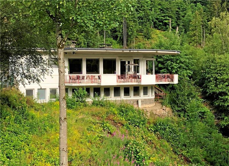 Elegante Erscheinung: Das „Café Okerterrasse“, ein denkmalgeschütztes Gebäude im Bauhausstil, ist ein beliebtes Ausflugsziel für Motorradfahrer. Archivfotos: Stade
