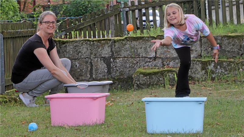 Eleganz trifft Sportlichkeit bei der Waldrallye: Die Wasserbälle müssen in den Wannen landen.