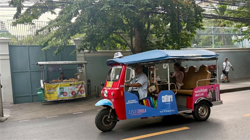 Knatternde Legende: Bangkoks Tuk-Tuks vor dem Aus? Elektro-Tuk-Tuks können mittlerweile per App gerufen werden.