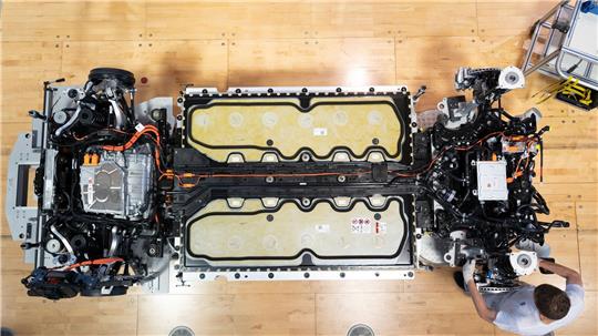 Elektroauto in der Herstellung. Die braucht in der Regel - vor allem wegen der Batterie - mehr CO2 als bei einem Verbrenner, im Betrieb wird das aber mehr als ausgeglichen. (Archivbild)