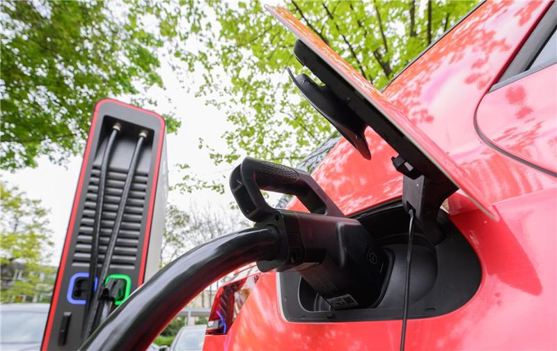 Erneut mehr Elektroautos verkauft Elektroautos stehen laut der Unternehmensberatung PwC Strategy& inzwischen auf der Schwelle zum Massenmarkt.