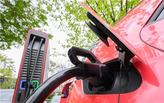 Elektroautos stehen laut der Unternehmensberatung PwC Strategy& inzwischen auf der Schwelle zum Massenmarkt.