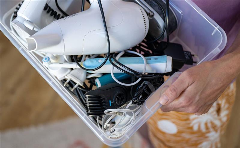 Rückgabe alter Elektrogeräte im Supermarkt floppt Elektrogeräte liegen in einer Box.