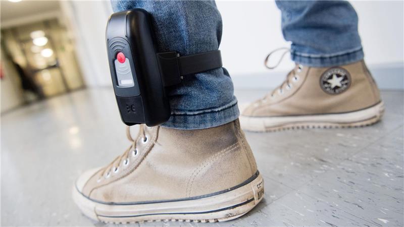 Elektronische Fußfesseln sollen helfen, Opfer häuslicher Gewalt besser zu schützen. (Symbolbild)